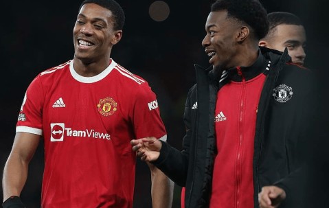 开云体育线上网站-关于曼联训练开放日，窗口期官宣签约引欢呼，西甲在即，赛程密集仍需轮换的信息